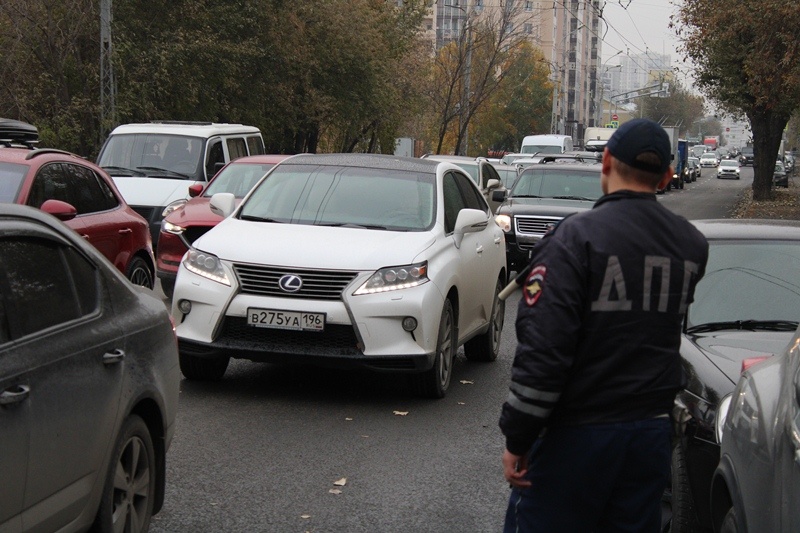 ГАИ Екатеринбурга выявляет нарушения правил парковки и напоминает о штрафах