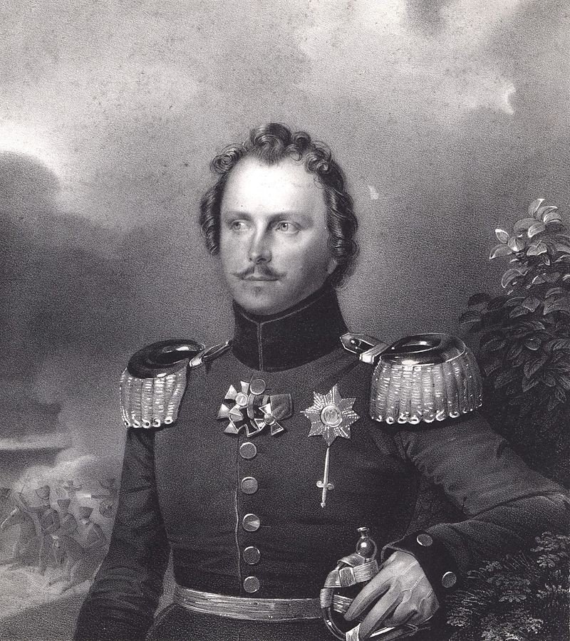 Фридрих Вильгельм Карл Прусский (нем. Friedrich Wilhelm Karl von Preußen; 3 июля 1783[1][2], Берлин[4] — 28 сентября 1851[1][2], Берлин[4]) — принц Прусский, генерал кавалерии, генерал-губернатор Рейнской провинции и союзной крепости Майнц. Четвертый сын монарха Пруссии Фридриха Вильгельма II и его супруги, королевы- курфюрстины Фридерики Луизы Гессен-Дармштадтской, сестры великой княгини Натальи Алексеевны. Ссылка: https://ru.wikipedia.org/wiki/Вильгельм_Прусский_(1783—1851)?ysclid=mozte8v2mp388158997 Для справки: 10.05.1838 — Кирасирский Принца Вильгельма Прусского полк;
26.09.1851 — Астраханский кирасирский полк. Ссылка: https://ru.wikipedia.org/wiki/Астраханский_8-й_драгунский_полк?ysclid=mozszgpjjy685832622 Для справки: Фридрих Вильгельм Карл Прусский был Шефом полка с 10 мая 1838 года по 26 сентября 1851 года.