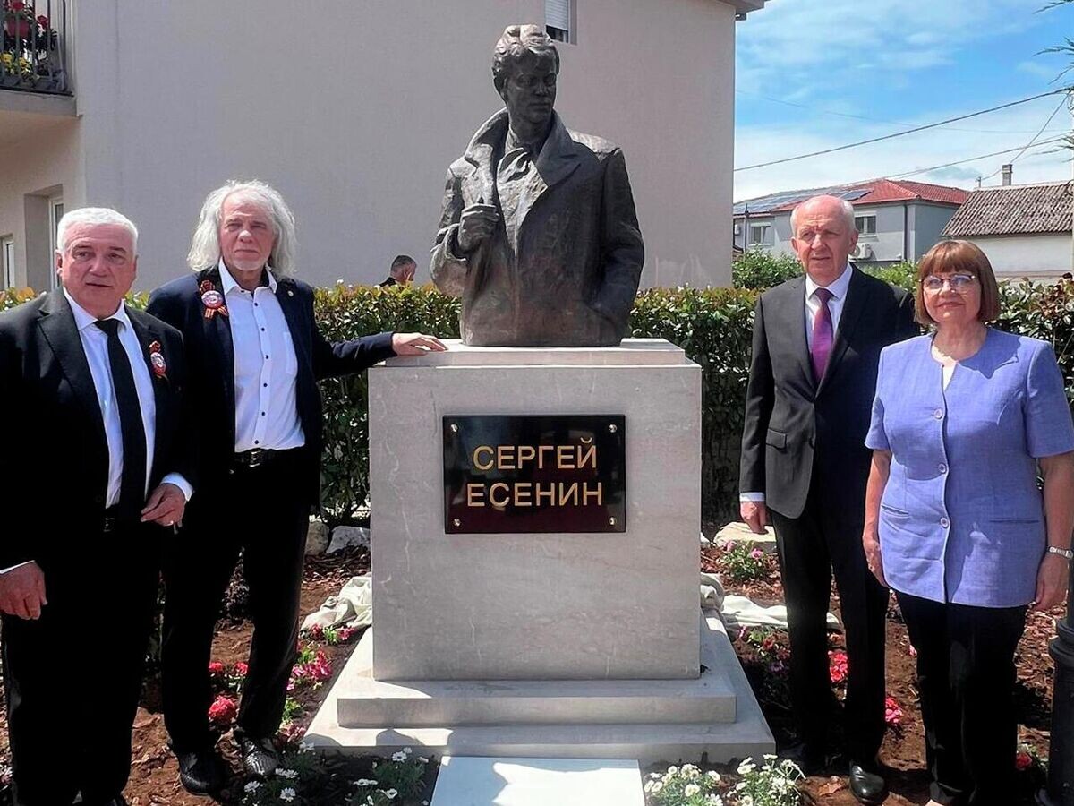     Памятник поэту Сергею Есенину открыли в муниципалитете Зета близ Подгорицы в Черногории | © Фото : Посольство России в Черногории/Telegram