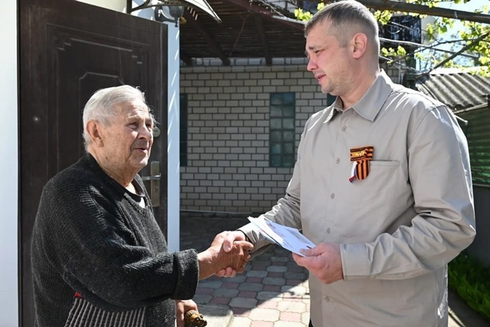    В День Победы заместитель главы Скадовского муниципального округа Олег Родионов навестил ветерана Великой Отечественной войны Григория Хоменко. Фото: ТГ-канал Александра Дудки