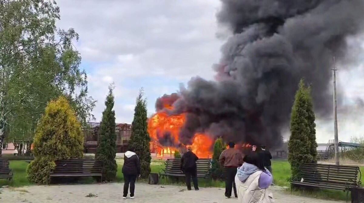    Горят постройки на берегу   Скин из паблика «Подслушано Копейск», https://t.me/podslyshano_kop/24278