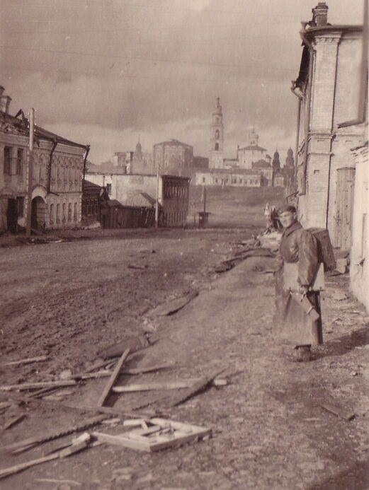 Октябрь-ноябрь 1941 г., справа фигура немецкого связиста.