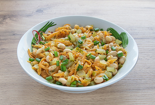 Салат из фасоли с маринованными огурцами