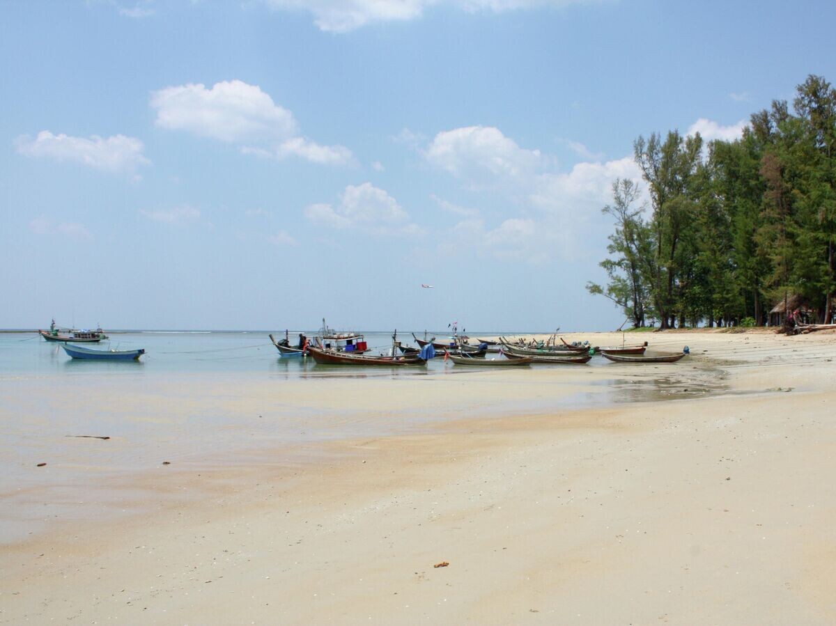    Пляж Най Янг на острове Пхукет | CC BY-SA 2.0 / Andy Mitchell / Longboats, Nai Yang Beach, Phuket