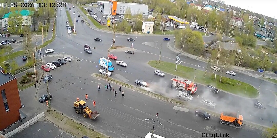 Автомобиль BMW загорелся на оживленном перекрестке в Петрозаводске