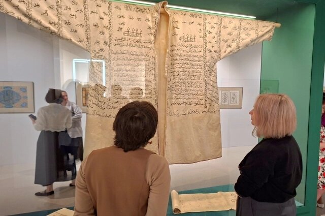    Среди привезенных из Санкт-Петербурга экспонатов рубашка XIX века, служившая защитой воину. Фото: АиФ/ Ольга Любимова