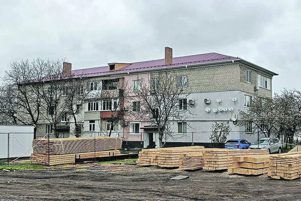    В поселке Родаково при поддержке региона-шефа Алтайского края ремонтируют многоквартирные дома в квартале Солнечный. Валерия РАЗИНА