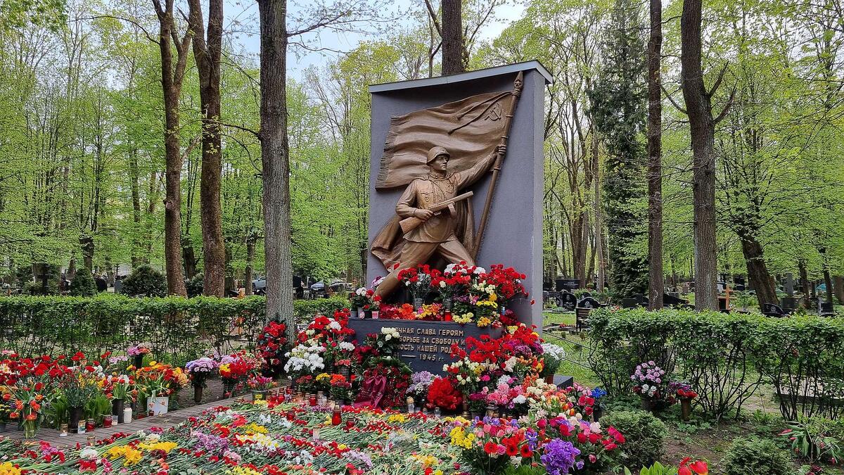 Рига, основной воинский участок на Покровском кладбище. Похоронены две с половиной сотни красноармейцев, погибших при взятии Риги осенью 1944 года и умерших от ран и болезней в рижских госпиталях в 1944-1945 годах.