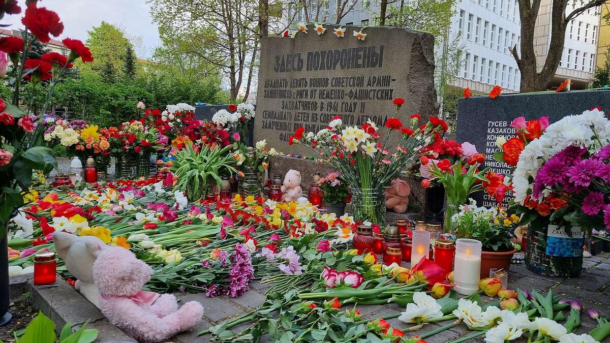 Рига, братские могилы красноармейцев, погибших при обороне Риги летом 1941 года, и детей, замученных нацистами, на Покровском кладбище.