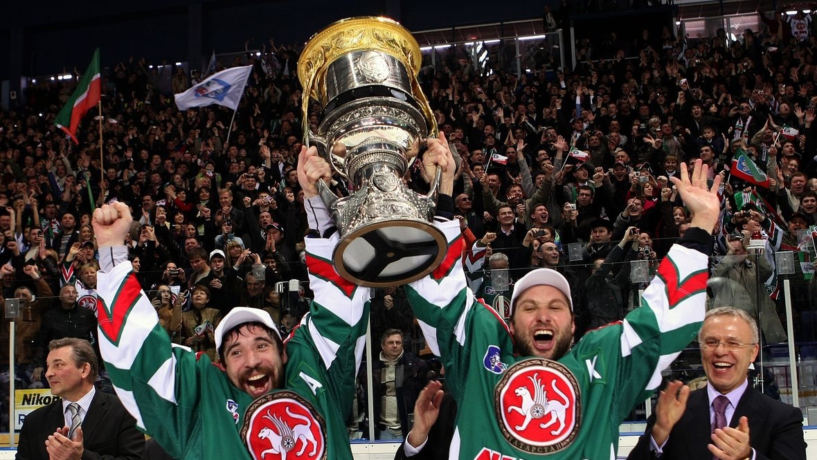    Данис Зарипов и Алексей Морозов с Кубком Гагарина-2009. photo.khl.ru