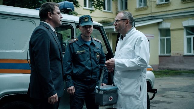 Слева Валентин Игнатьев (Олег Каменщиков), в белом халате Игорь Дробыш (Эдуард Флёров).