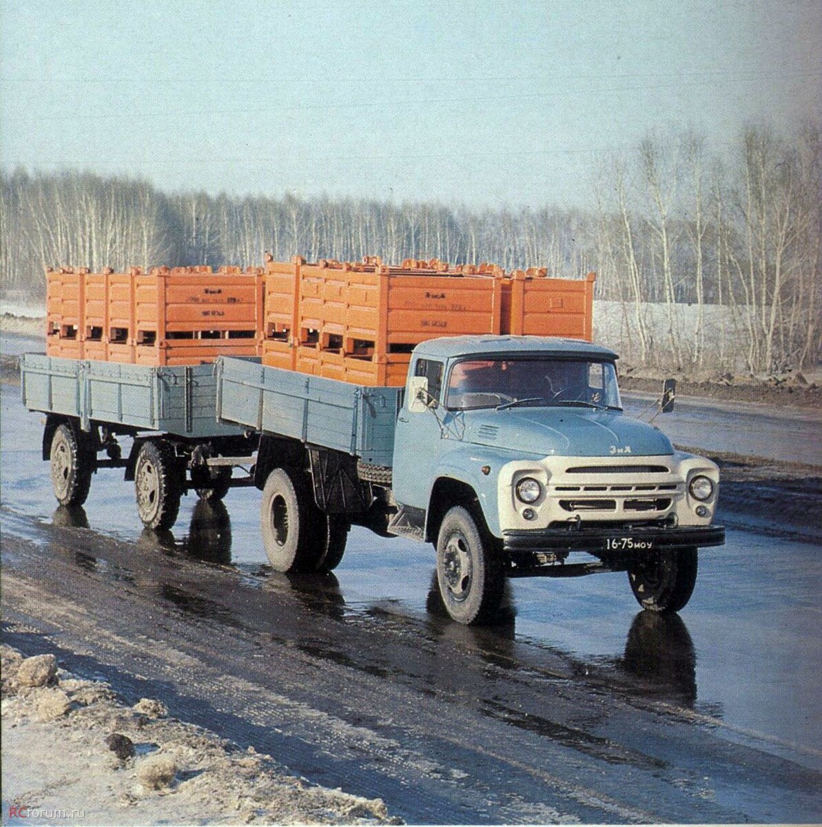 Советский среднетоннажный грузовки ЗИЛ-130 с автомобильным прицепом. 