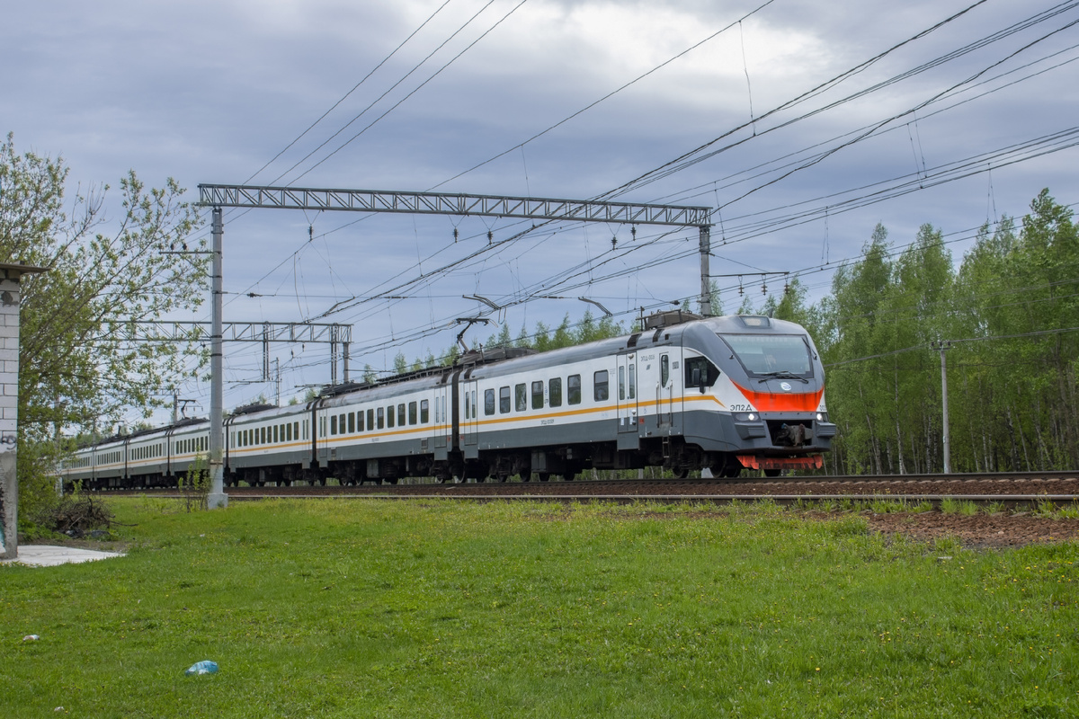Электропоезд ЭП2Д-0035 следует по станции Купавна