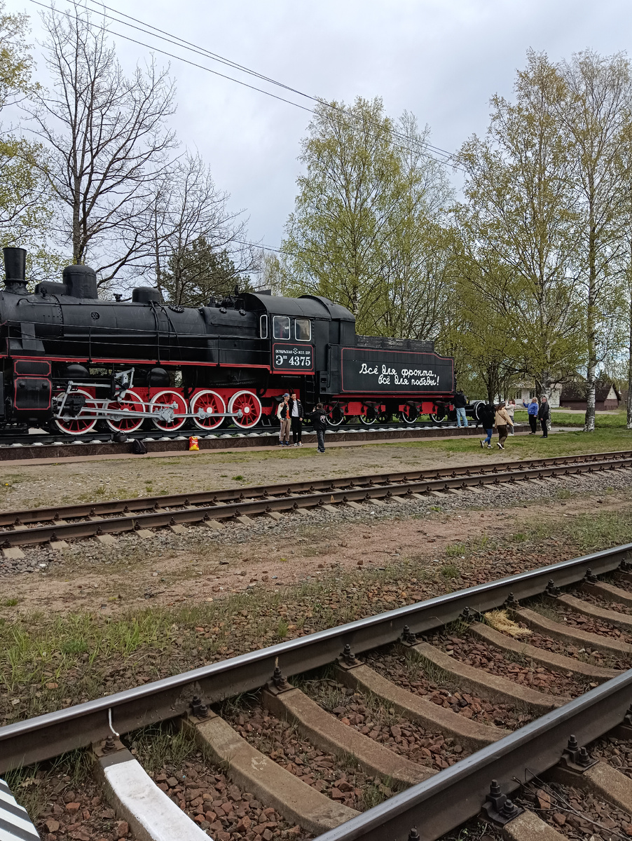 Экспонат- паровоз прямо у ЖД путей!