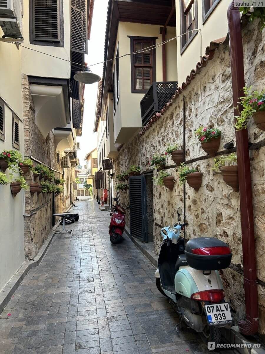 Улочка в районе Калеичи в Анталье. Фото из интернета.