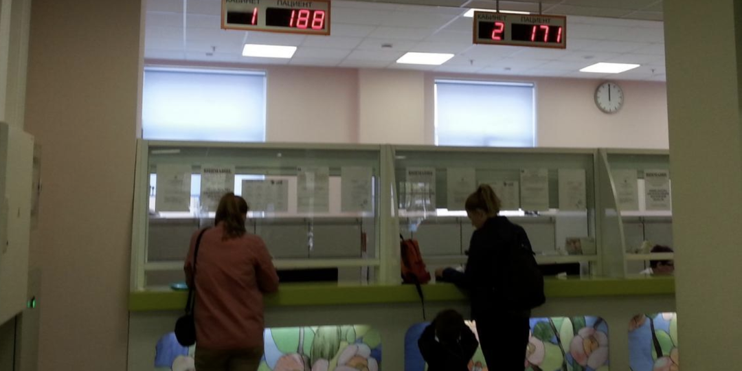 Почему ребёнку делают 17 прививок за год: ответы врачей
