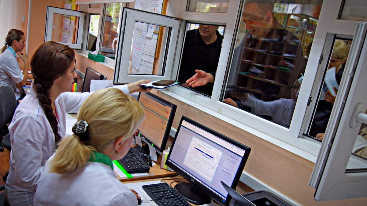 Полис ОМС и бесплатная медицина: в какие мифы пациенты верят годами