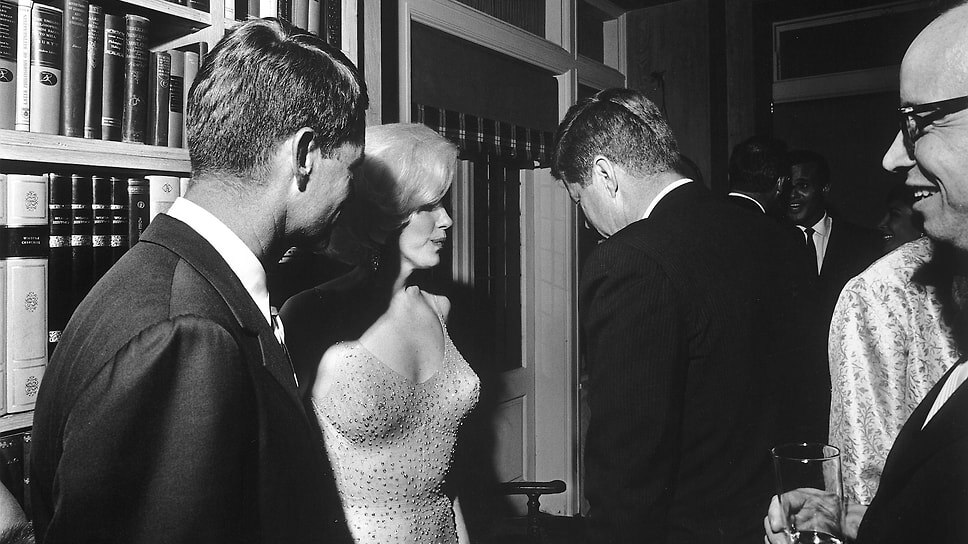 Актриса Мэрилин Монро и президент США Джона Ф. Кеннеди (в центре справа).📷Фото: Cecil W. Stoughton / White House