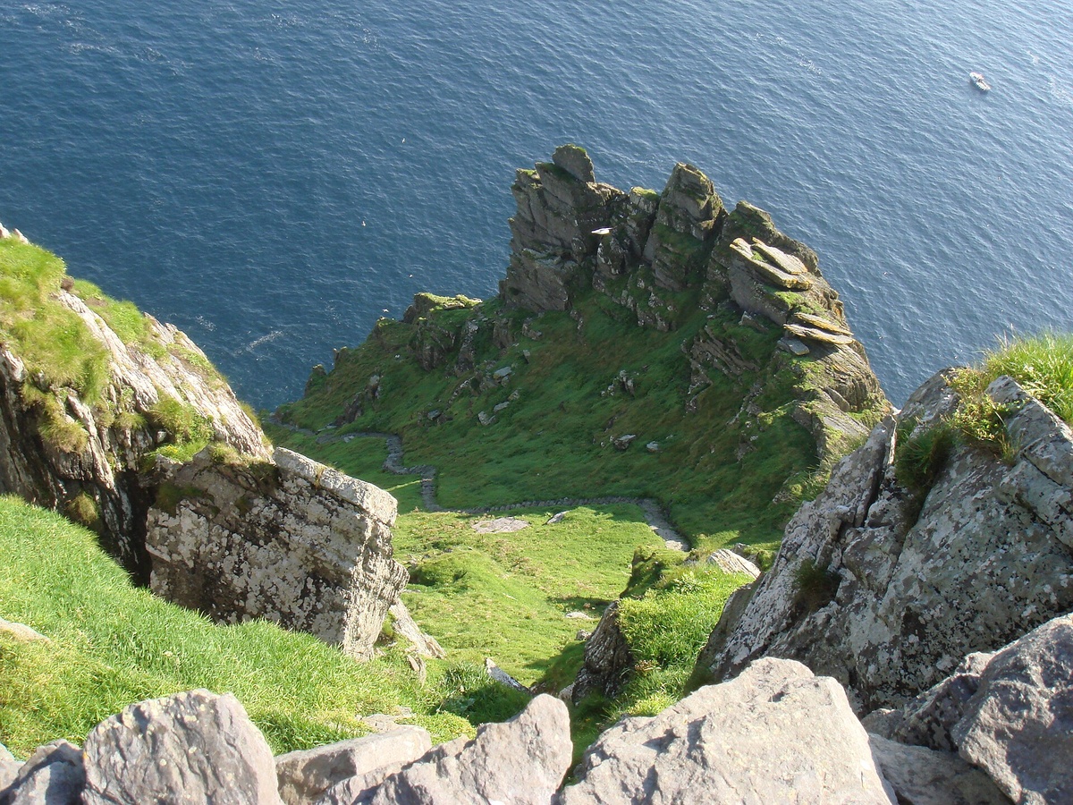 фото: https://en.wikipedia.org/wiki/File:Stairs_on_Skellig_Michael.jpg