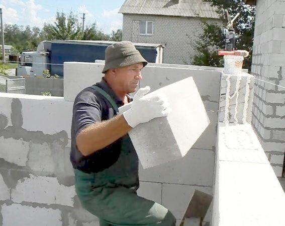Этот строитель, наверное, умеет строить стены из газоблоков правильно. Надо подождать всего лишь 10-15 лет, а потом проверить