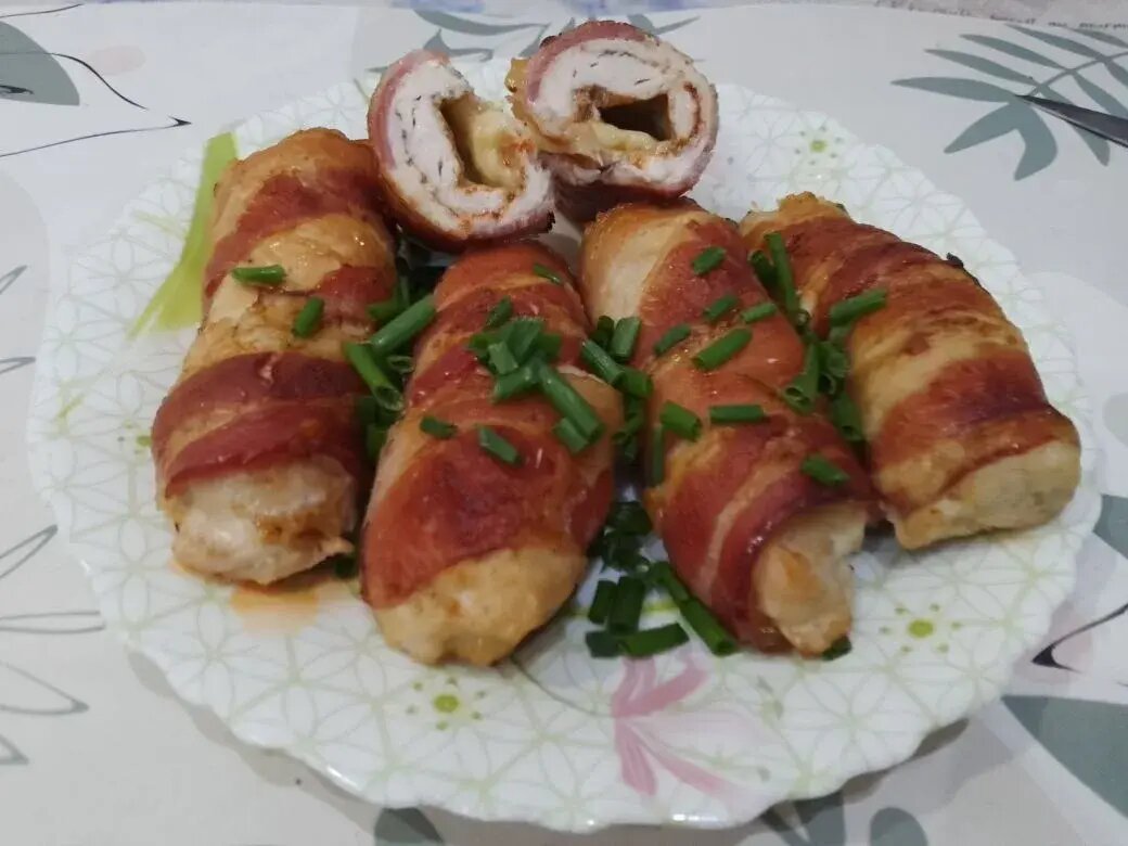 Филе с сыром, запеченное в беконе