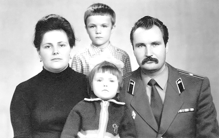 Майор Бугреев с семьёй после возвращения из Афганистана