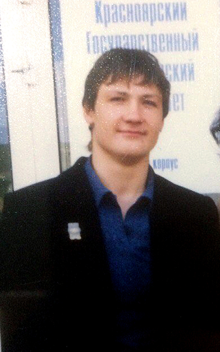 Выпускник ВУЗа 2004 года и мастер спорта международного класса по пауэрлифтингу (звание присвоено 20.12.2002 года с номером 7010).