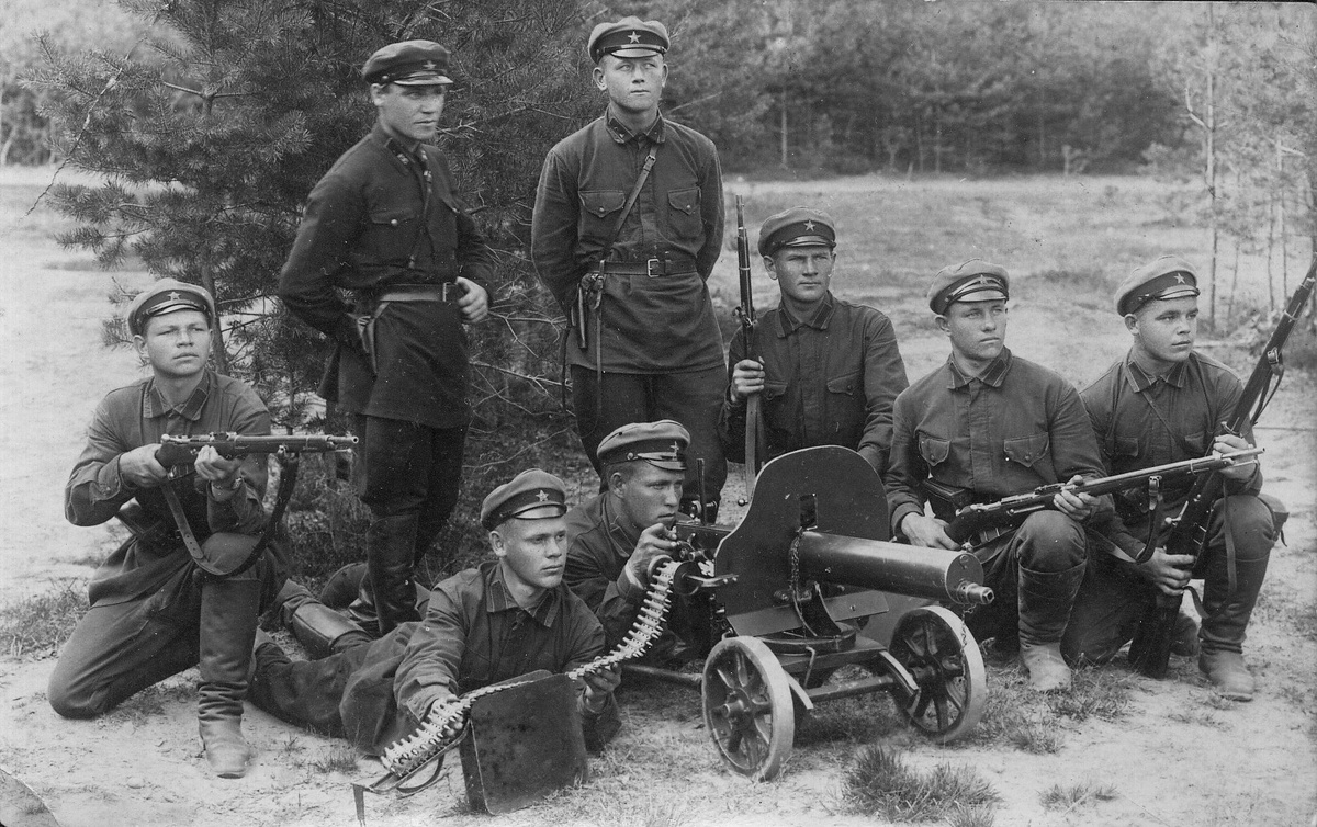 Командиры и бойцы РККА в 1930-м. 