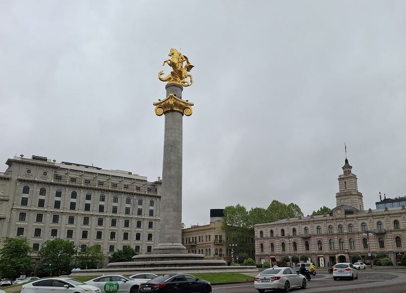 Площадь Свободы с Георгием Победоносцем - вид с противоположной стороны от отеля