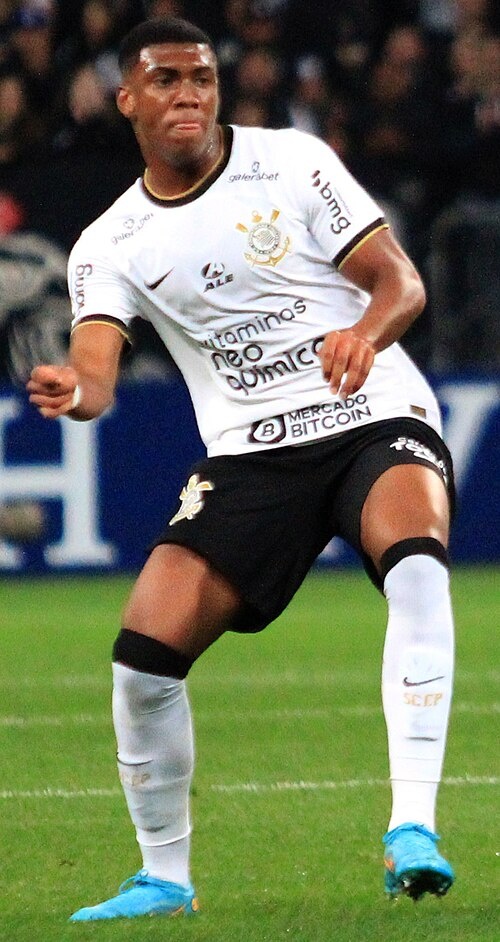 https://ru.wikipedia.org/wiki/Фелипе_Аугусто_(футболист,_2004)#/media/Файл:Felipe_Augusto_-_SÉRIE_A_-_CORINTHIANS_0_X_0_SANTOS_FC_-_52173243351_(cropped).jpg