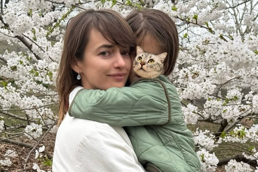     «Маленькие ручки обнимают мое лицо»: Ольга Зуева показала редкие фото с дочерью от Данилы Козловского