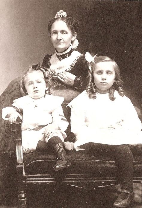 Анна Мэри Мозес со своими детьми