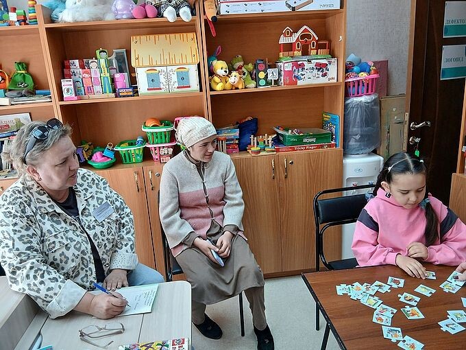 Девочка выполняет задание специалиста