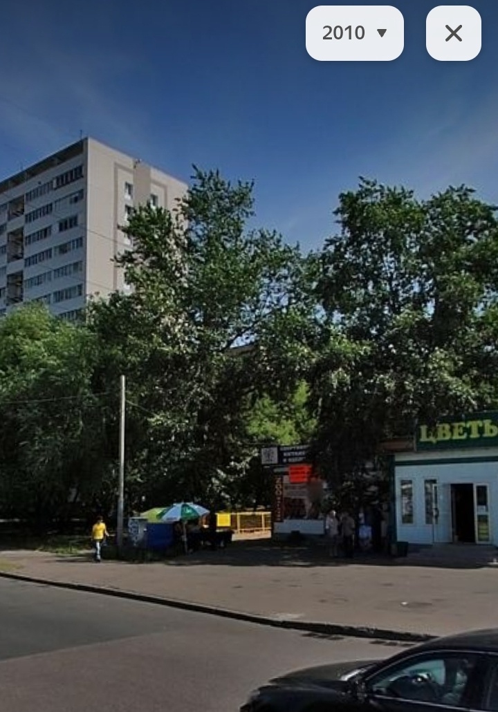 Дома в углу перекрёстка Снежная-Серебрякова. Отсюда: ,,Яндекс.Карты (Яндекс.Панорамы)" . Пролистайте вниз, где вас ждёт больше картинок.