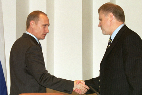 Владимир Путин поздравляет Сергея Миронова с избранием на пост Председателя Совета Федерации, 5 декабря 2001 года. Источник изображения: сайт ru.wikipedia.org