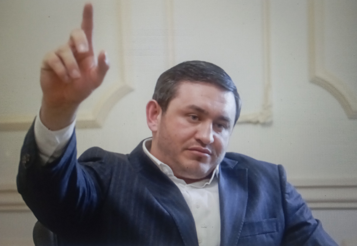 "Минуточку... у меня есть дельное предложение. Я же тоже тут не просто так штаны протираю."
