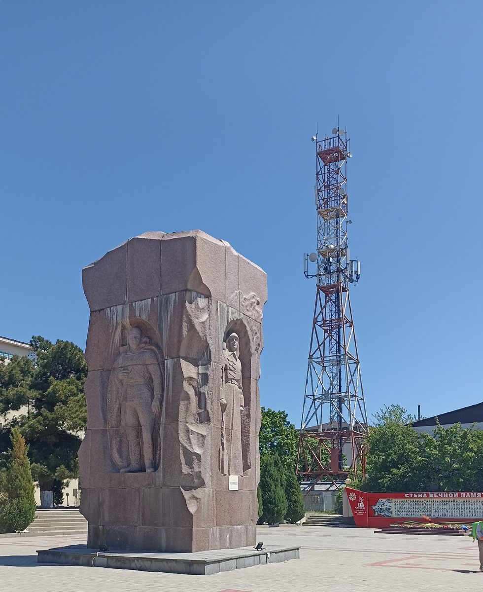 памятник возле Вечного огня