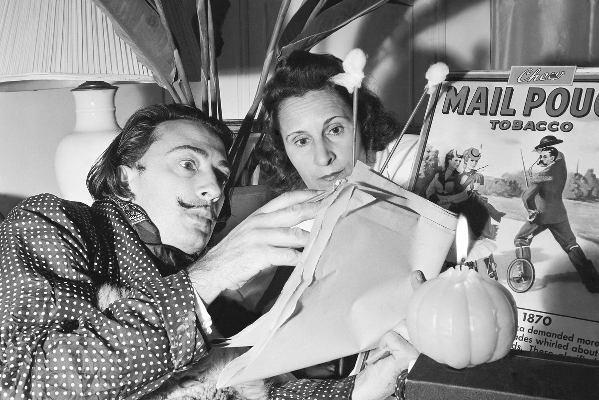    1942 год. Спустя двадцать лет, в 1982 году король Испании Хуан‑Карлос I пожаловал Дали титул маркиза де Дали де Пуболь - в знак признания его вклада в культуру. После этого он официально фигурировал как "маркиз", а не просто художник, и даже подпись на письмах иногда делал с пометкой титула./Getty Images