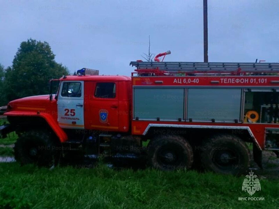    В Перемышльском районе ночью сгорела хозяйственная постройка