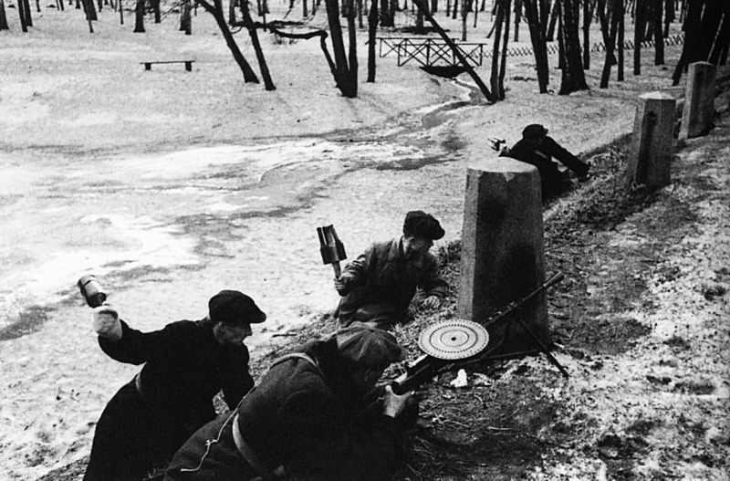Обучение московских ополченцев в городском парке, 1941 год. 

Фотография: Иван Шагин
