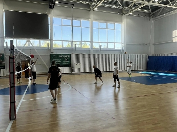     Первое место в турнире по волейболу заняла сборная команда судей Новгородской области. Фото: Объединенная пресс-служба судов Новгородской области в соцсети ВКонтакте