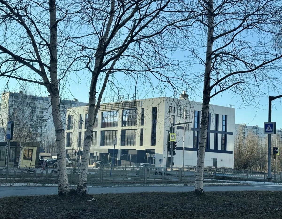   Фасад здания выполнили с панорамными окнами