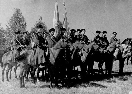 Бойцы 10-й гвардейской казачьей кавалерийской дивизии, входившей в конно-механизированную группу Плиева 2-го Украинского фронта (впоследствии 1-ю гвардейскую).