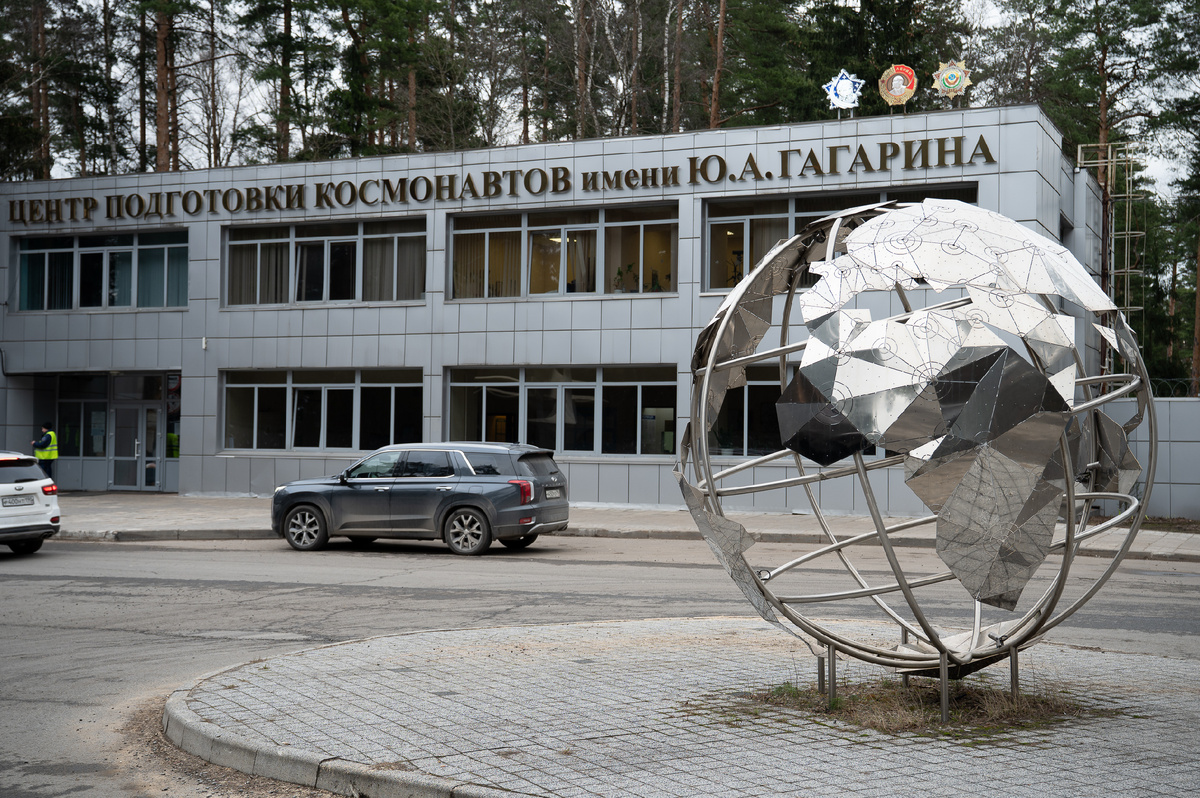 Центральное КПП № 3 Звёздного городка (жд станция Циолковская с Ярославского вокзала г. Москвы)