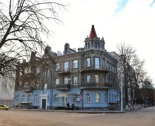 Харьков, ул. Чернышевская, 23. После 1917 года в этом здании находился Народный комиссариат внутренних дел и научно-показательный музей при Главном управлении милиции и розыска.