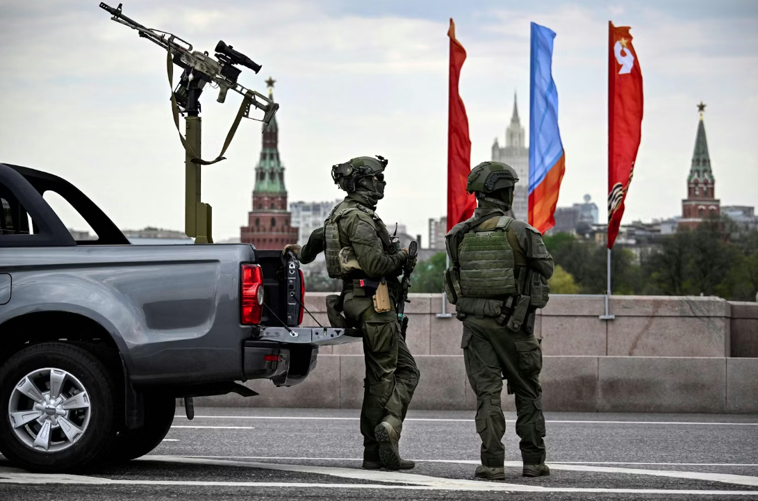 Силы безопасности следят за порядком в российской столице в преддверии парада 9 мая © АЛЕКСАНДР НЕМЕНОВ/AFP
