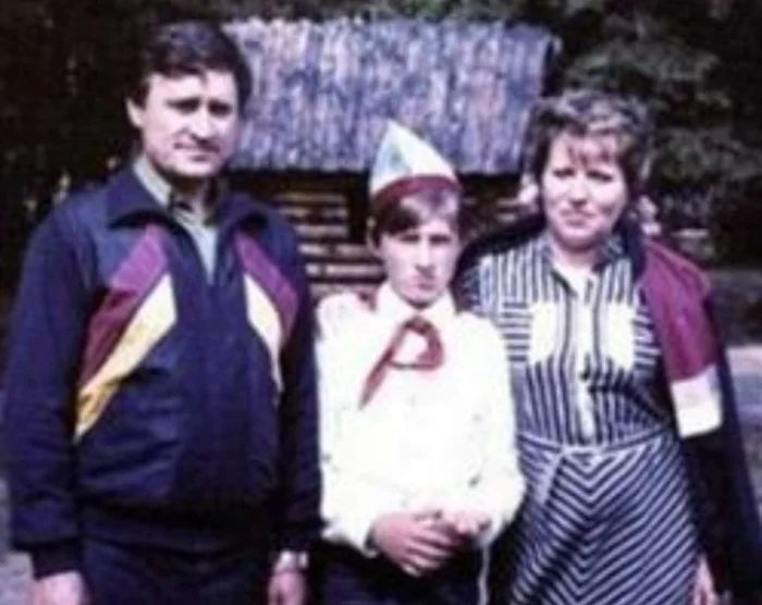    Сергей Матвиенко с родителями в детстве