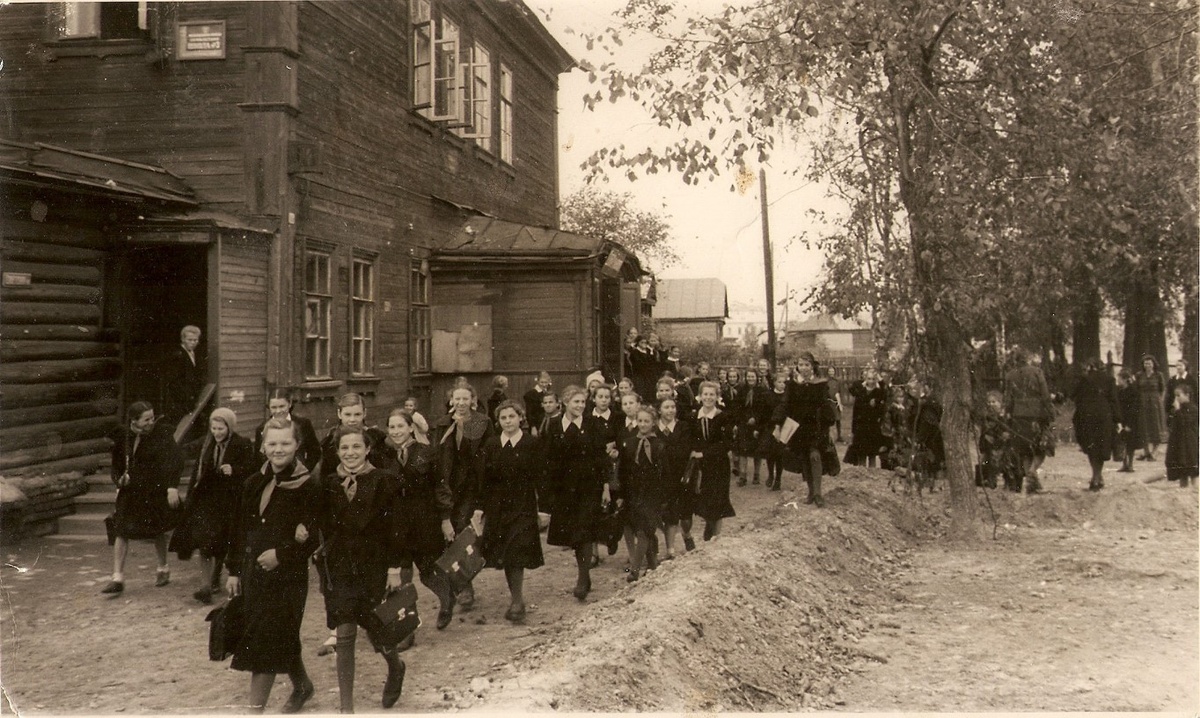 Здание  школы № 3 на  Советской улице  в начале 1950-х. 