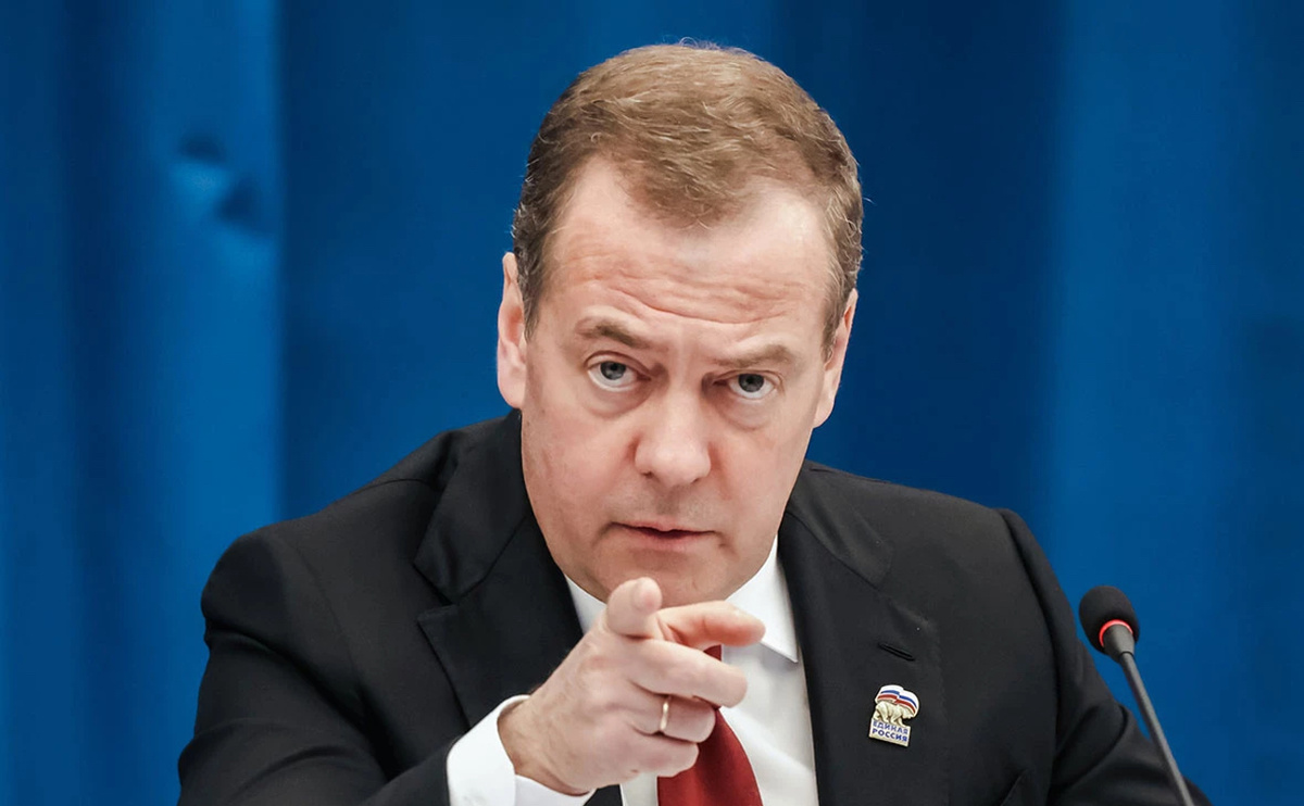 Медведев неожиданно меняет правила игры