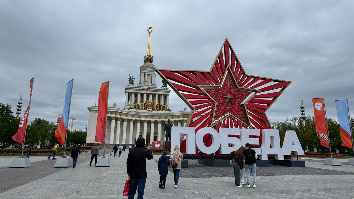 Выставка "Робостанция" находится в павильоне №2 на ВДНХ слева от павильона №1 (на фото)